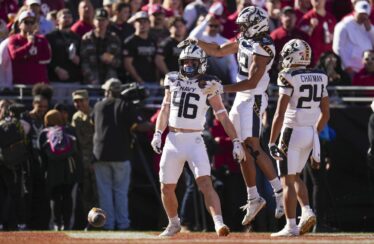 Navy Gets 95-Yard TD Run from Horvath and Stops 2-Point Try to Beat Oklahoma in Armed Forces Bowl